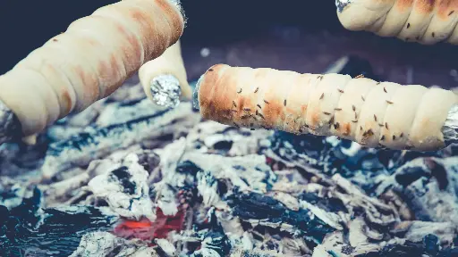 Stockbrot (p. Stk, erhältlich beim Weihnachtsmarktgeburtstag)
